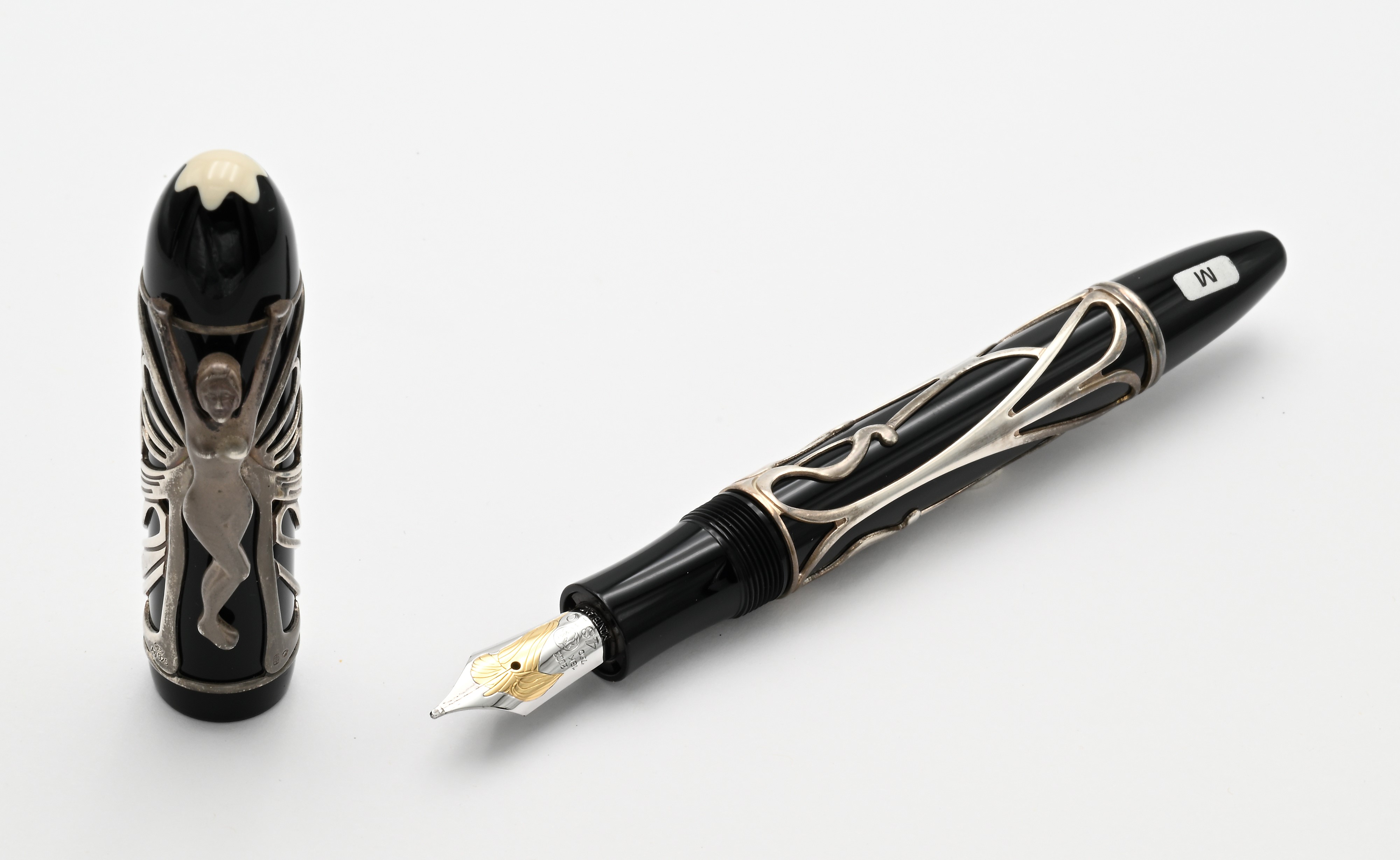 Montblanc, Penna stilografica in resina e argento 925 con raffigurazione femminile, edizione limi...