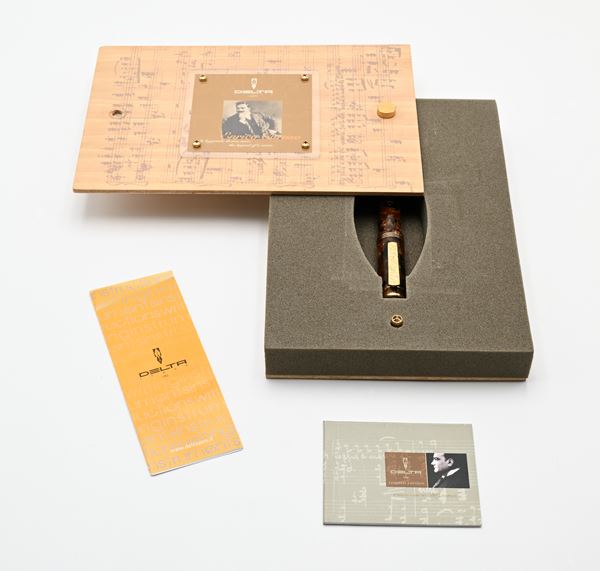 Delta Enrico Caruso  Special Limited Edition - Penna stilografica in celluloide con particolari placcati in oro giallo. In edizione limitata 215/873