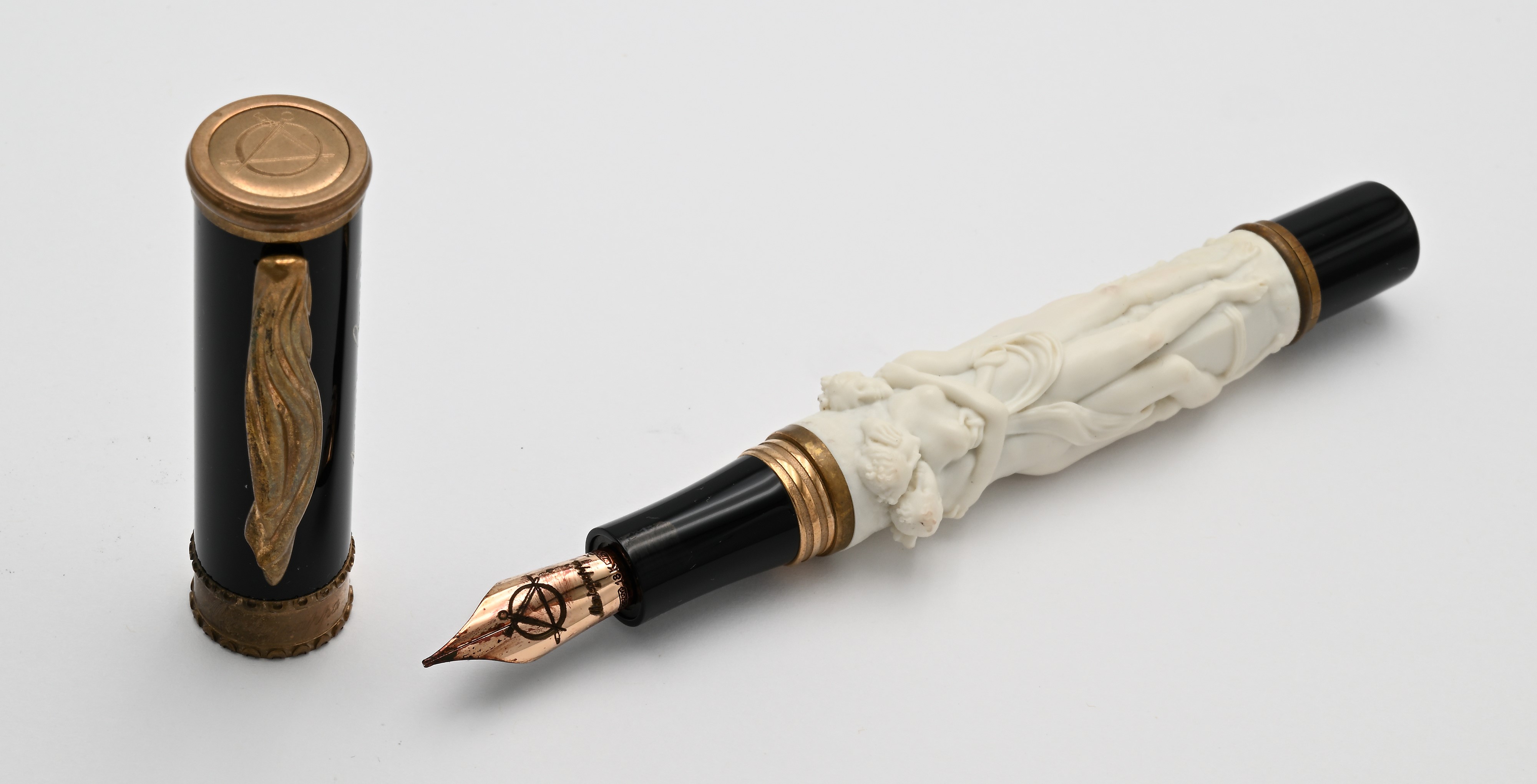Montegrappa, Penna stilografica in composto di marmo e resina nera con dettagli in bronzo, edizio...