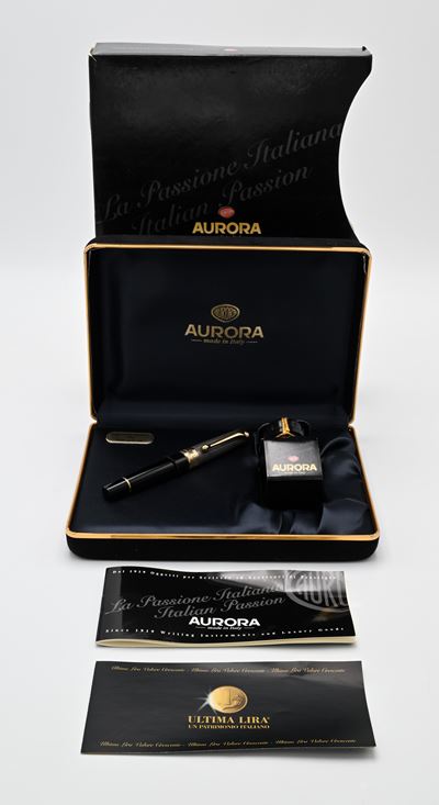 Aurora, Ultima Lira — penna stilografica con cappuccio raffigurante la lira in oro 750/000, corpo...