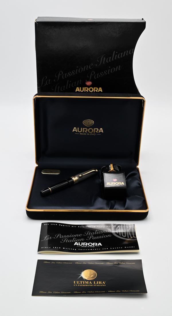 Aurora Ultima Lira - Penna Stilografica con riproduzione della lira sul cappuccio in oro 750/000, corpo in resina nera ed argento massiccio 925/000 con particolari dorati. In edizione limitata 819/975
