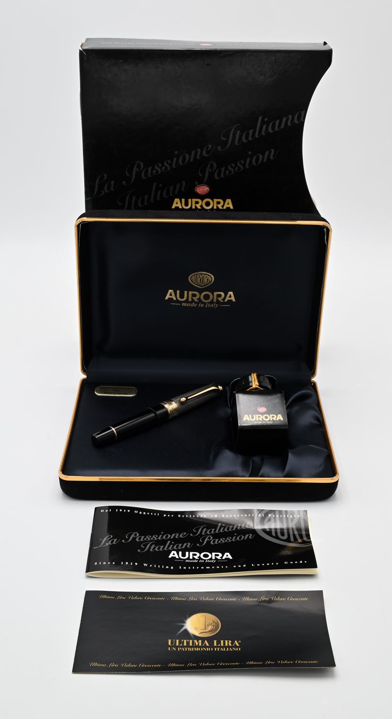 Aurora, Ultima Lira — penna stilografica con cappuccio raffigurante la lira in oro 750/000, corpo...
