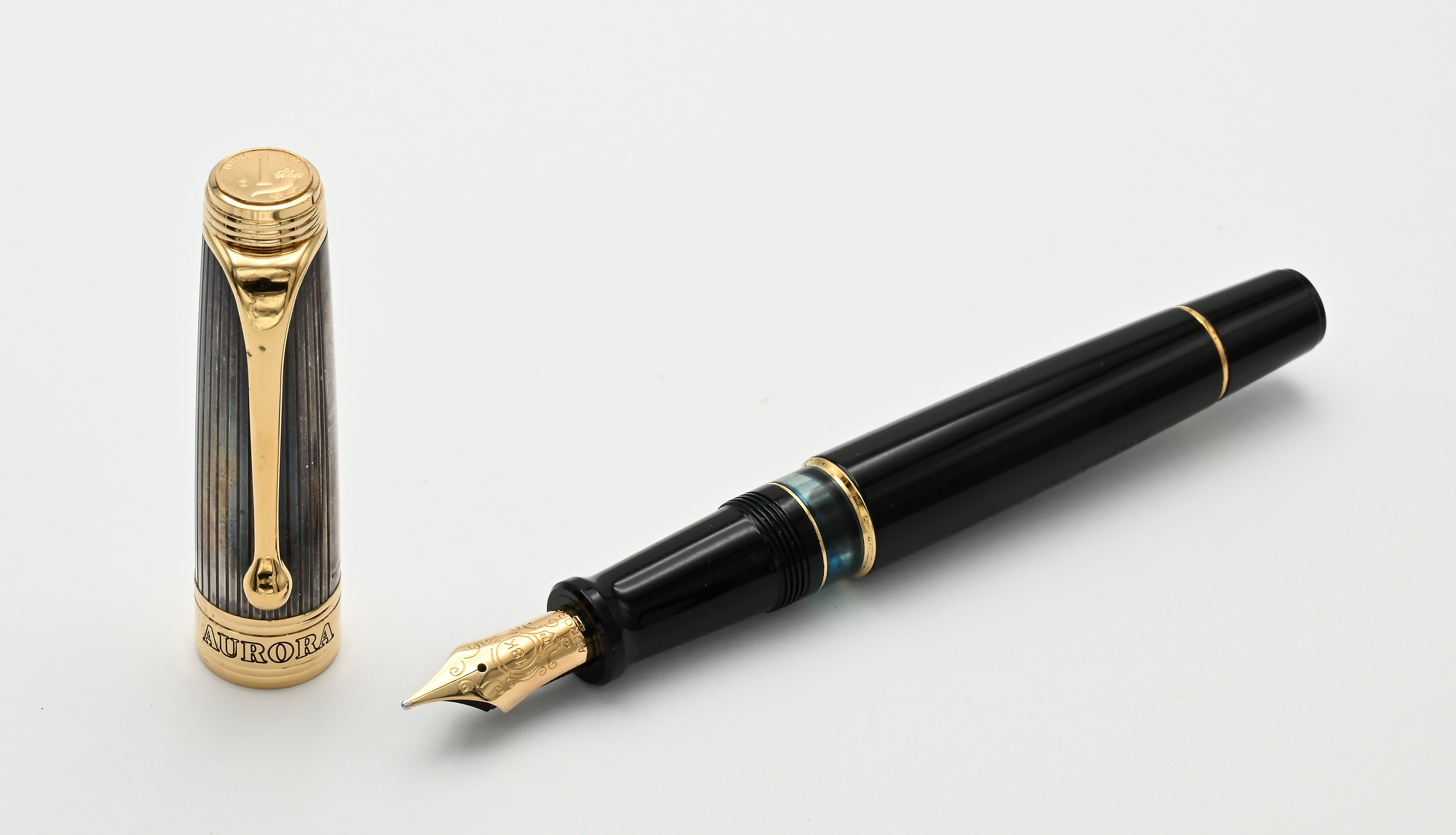 Aurora, Ultima Lira — penna stilografica con cappuccio raffigurante la lira in oro 750/000, corpo...