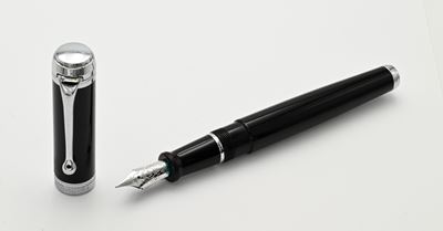 Penna stilografica “Aurora”, penna a pennino in oro bianco 14 Kt, resina nera