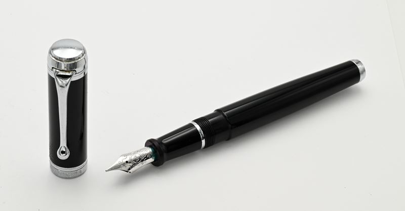 Penna stilografica “Aurora”, penna a pennino in oro bianco 14 Kt, resina nera