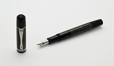 Pelikan, Penna stilografica in resina con pennino M in oro bianco 14 Kt