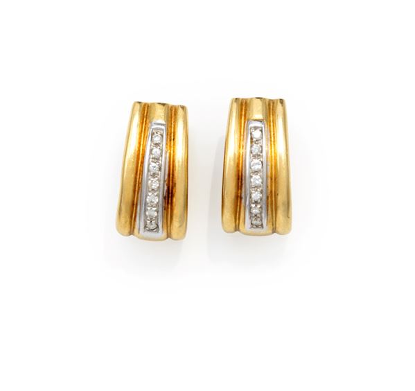 Coppia di orecchini in oro e diamanti