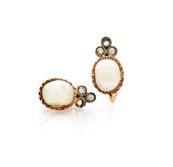 Coppia di orecchini in oro, argento, perle e diamanti