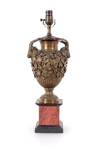 Vaso in bronzo patinato con foglie d’edera e rilievi ispirati a coppe pompeiane
