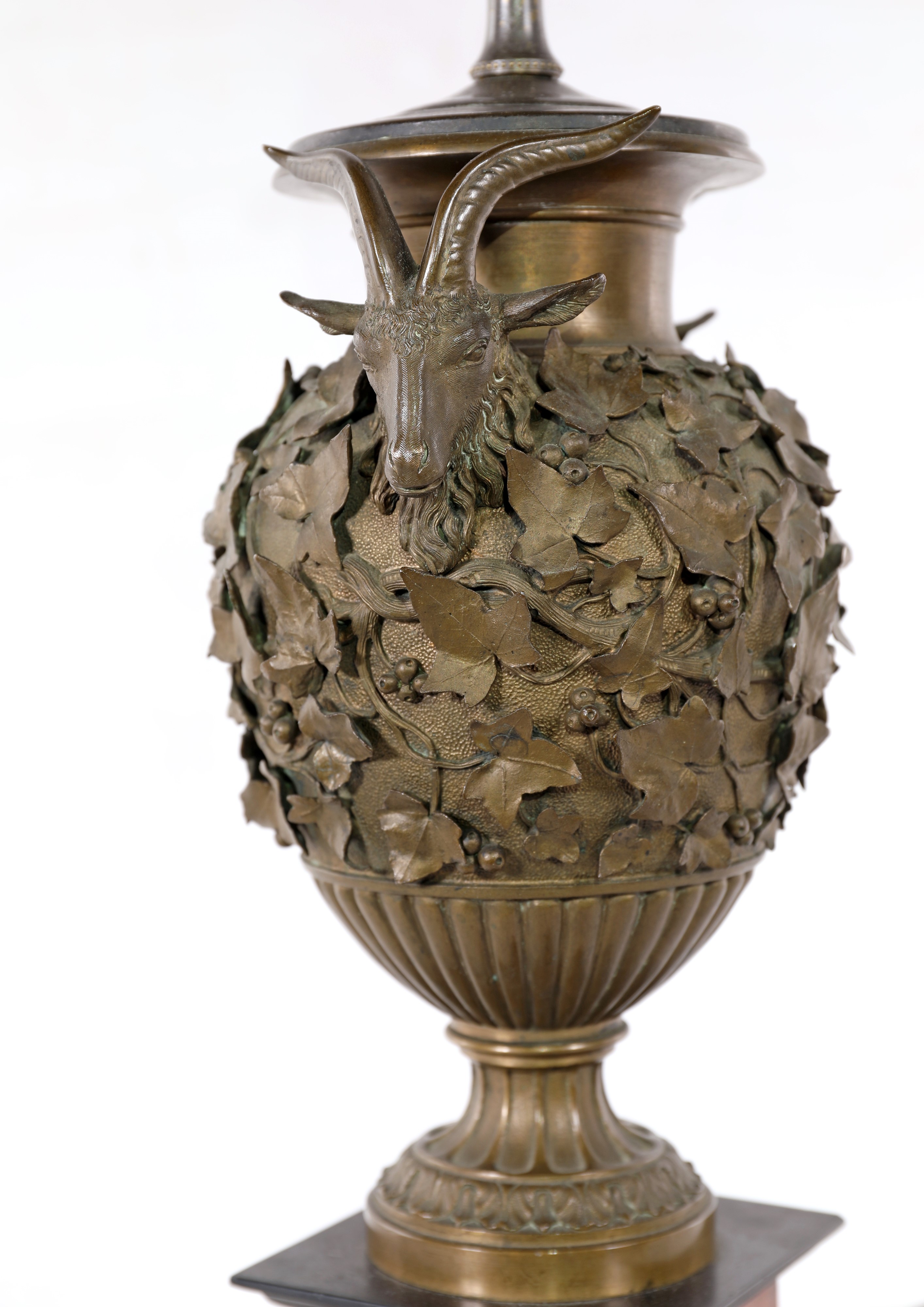 Benedetto Boschetti - Vaso in bronzo patinato con foglie d’edera e rilievi ispirati a coppe pompe...