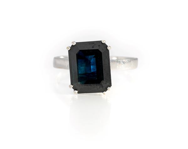Anello in oro e zaffiro