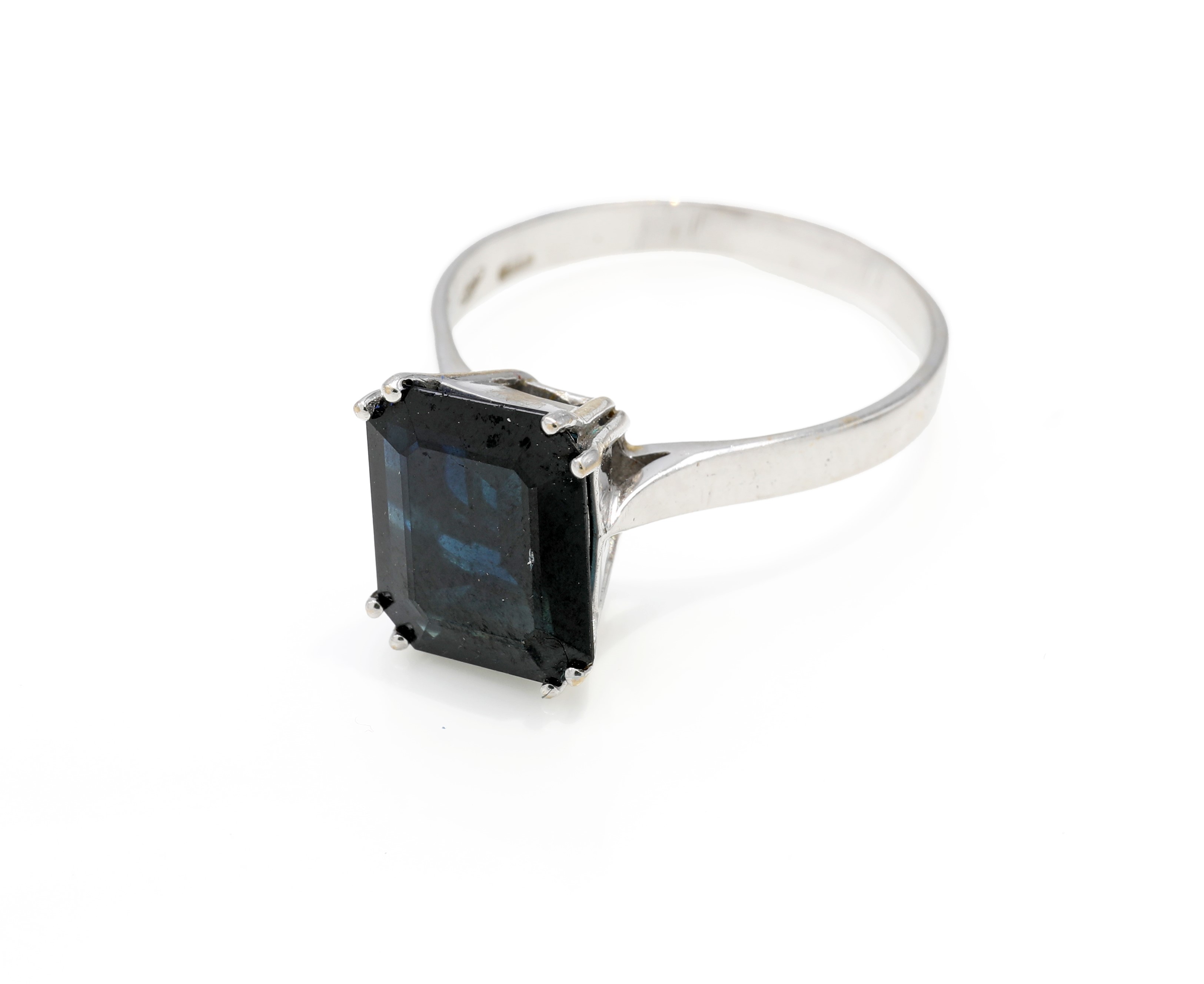 Oro bianco 750/000, Anello con zaffiro