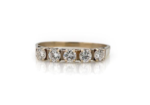 Anello a riviera in oro e brillanti