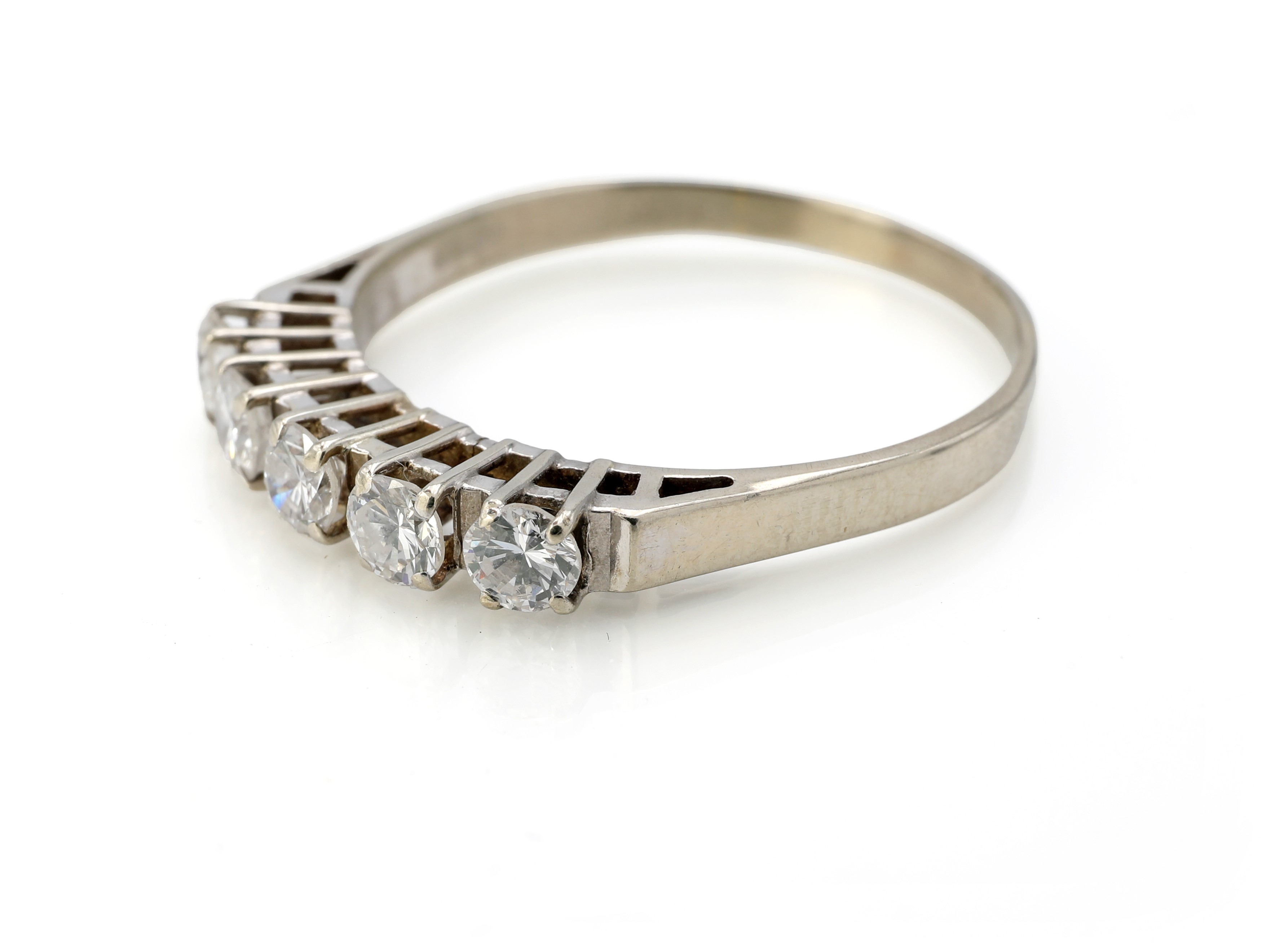 Anello a riviera in oro bianco 750/000 e brillanti, diamanti rotondo brillante (ct 0,70 ca.)