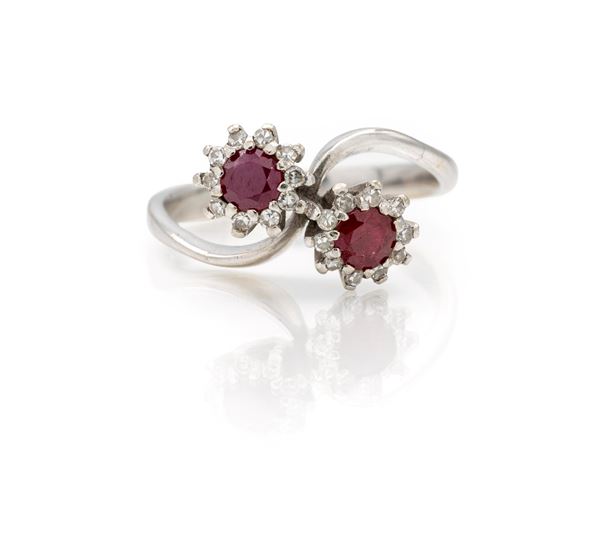 Anello contrarié in oro, brillanti e rubini