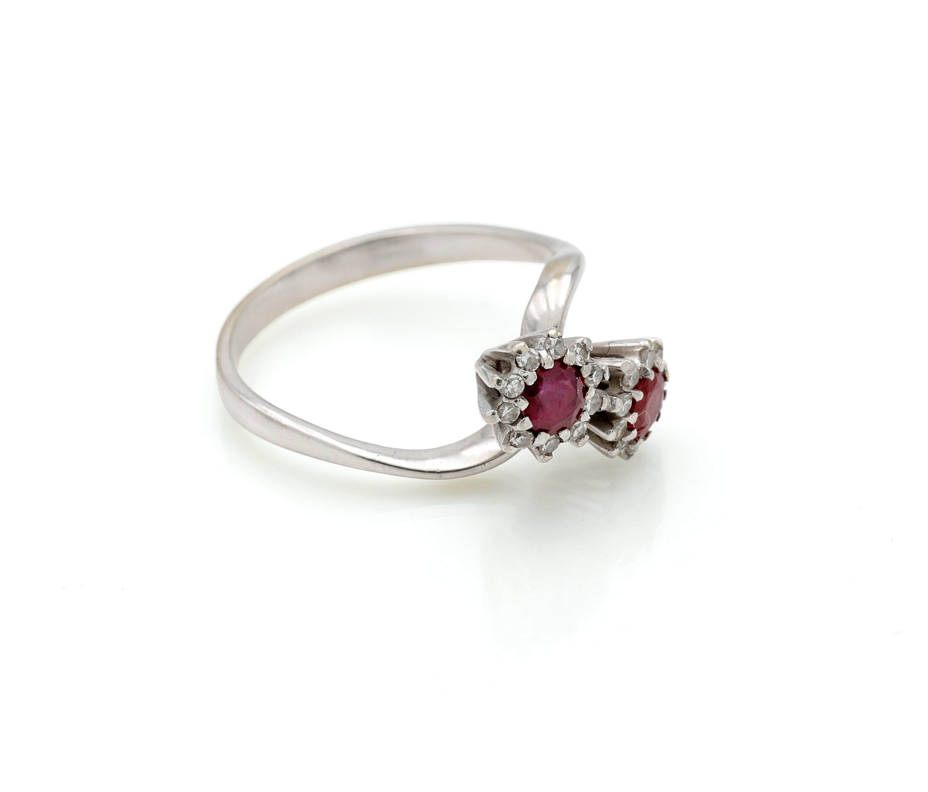 Anello in oro bianco 750/000 con contrarié, brillanti e rubini