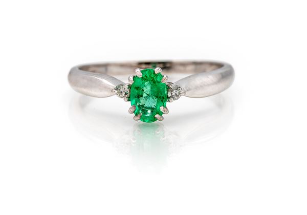 Anello in oro smeraldo e 2 diamanti