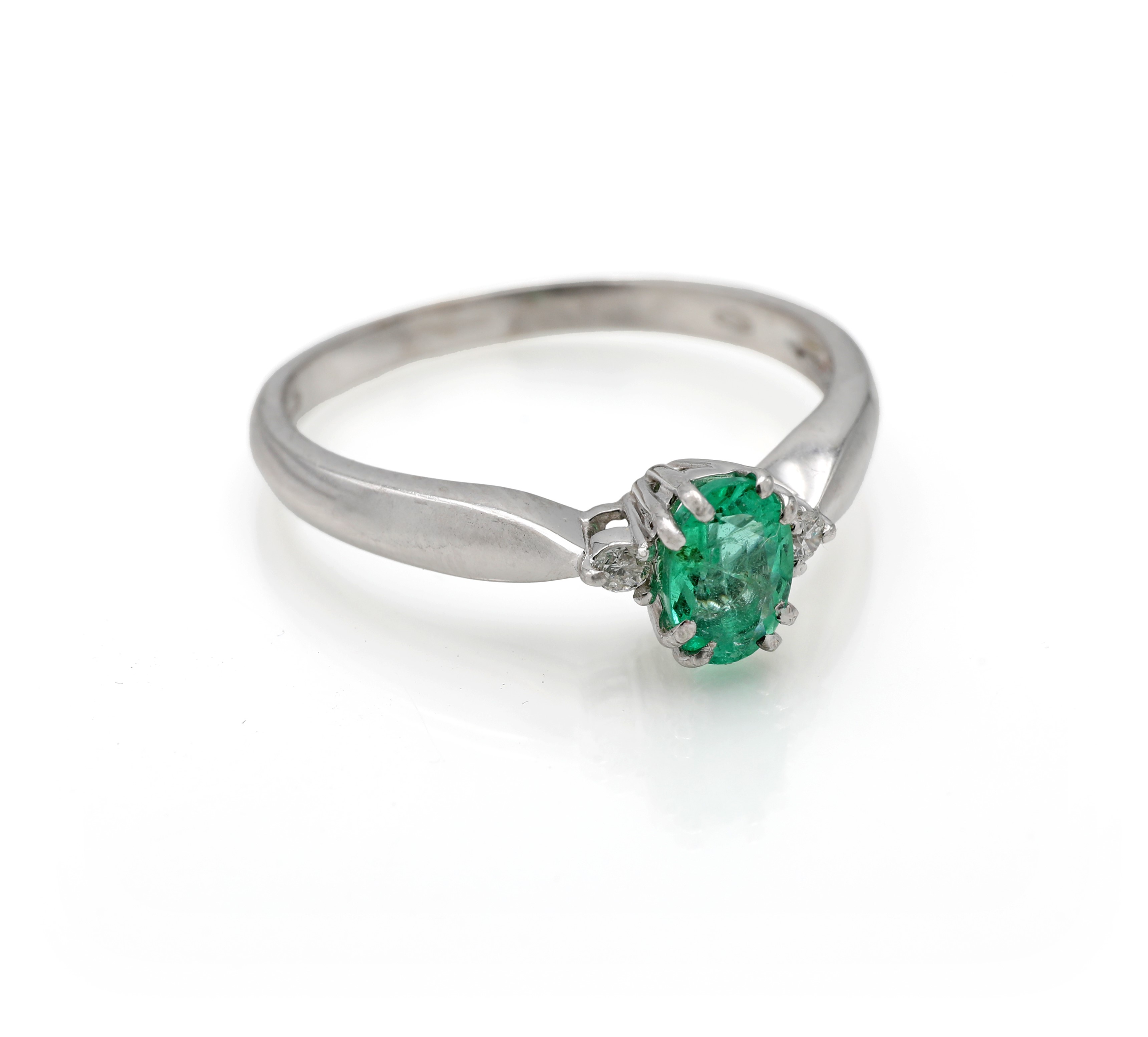 Oro bianco 750/000, Anello con smeraldo e due diamanti