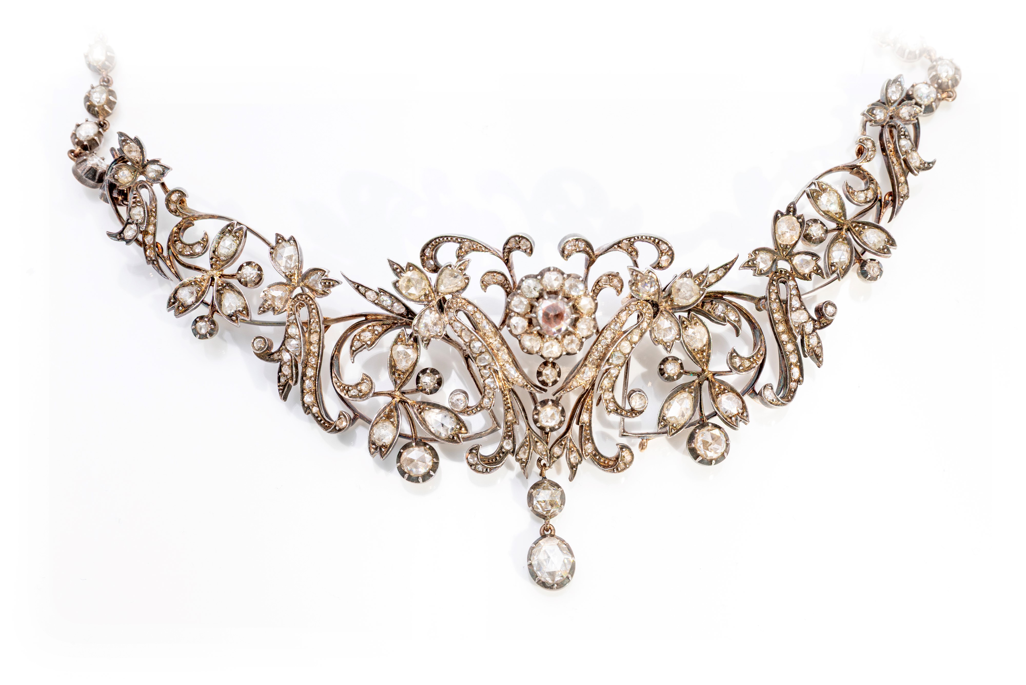 Collana pettorale in oro, argento, diamanti.