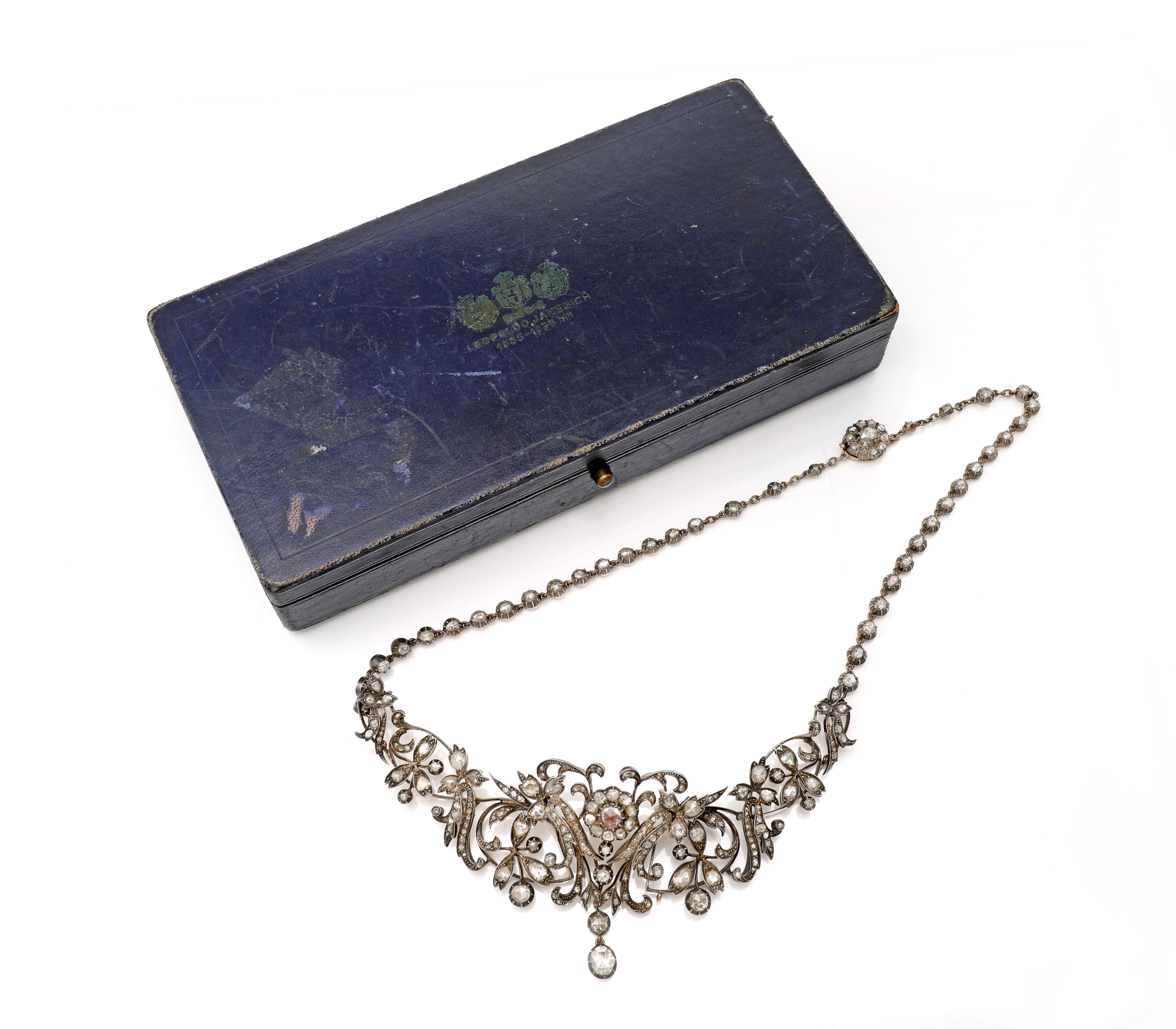 Collana pettorale in oro, argento, diamanti.