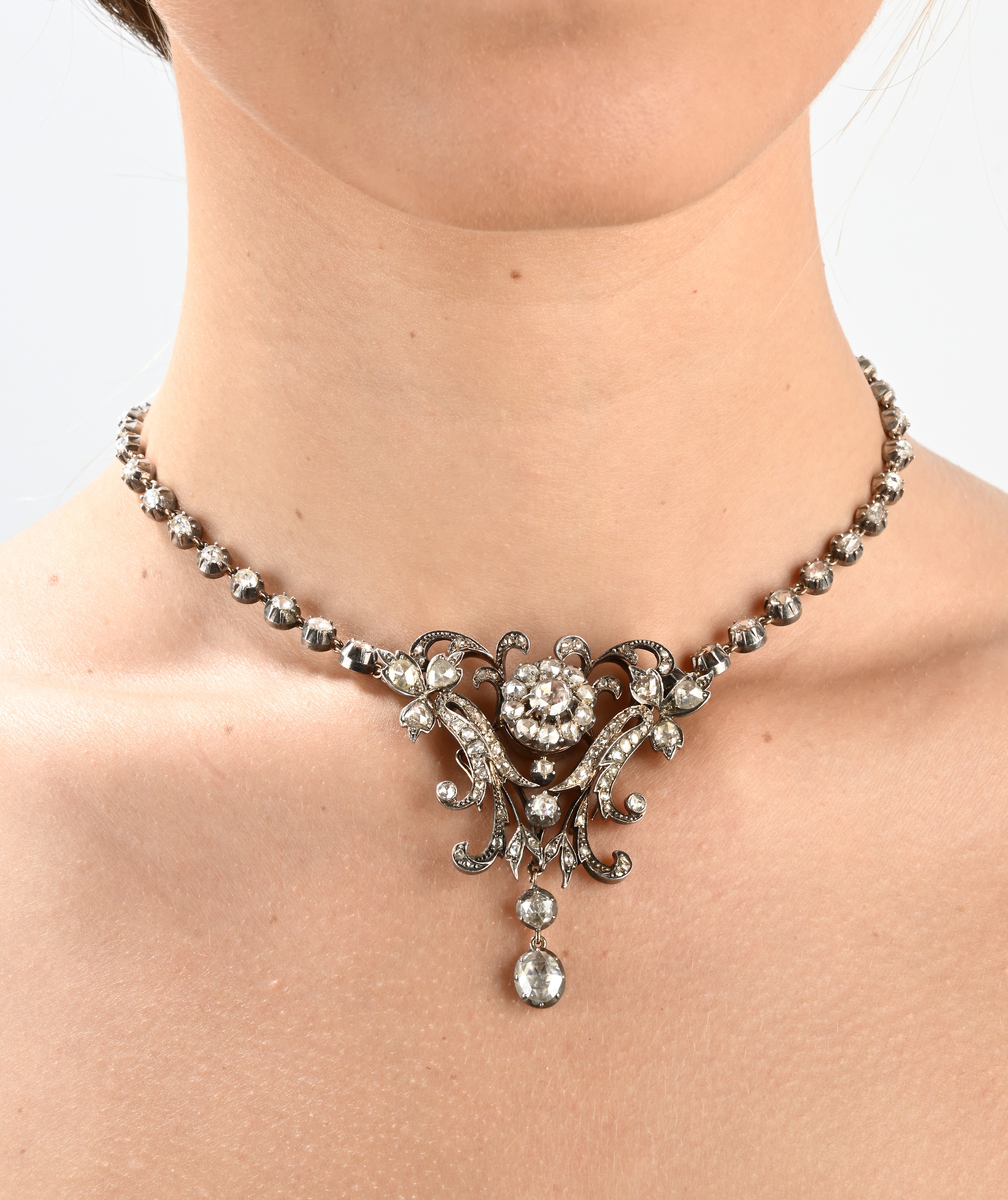 Collana pettorale in oro, argento, diamanti.