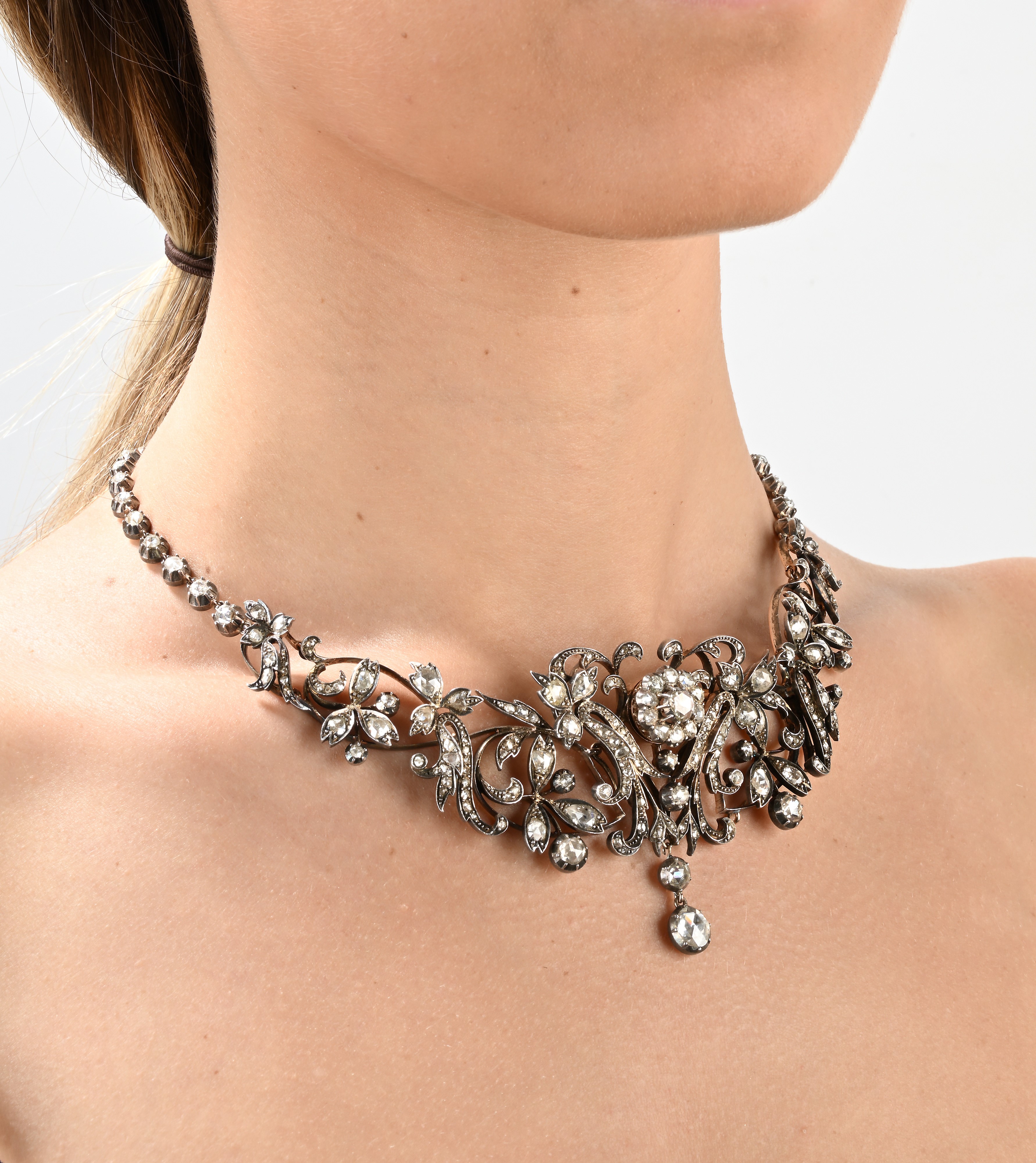 Collana pettorale in oro, argento, diamanti.