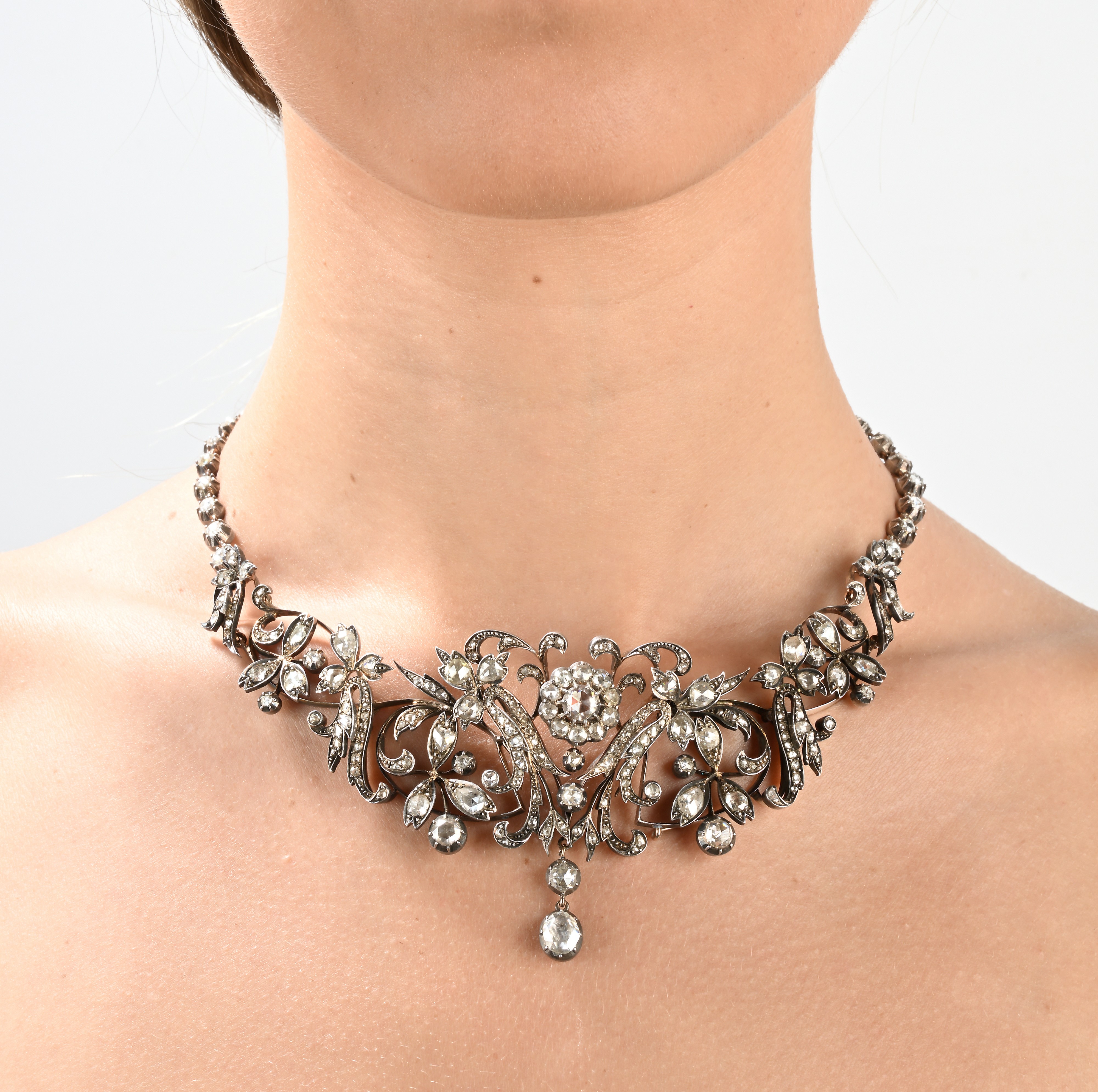 Collana pettorale in oro, argento, diamanti.