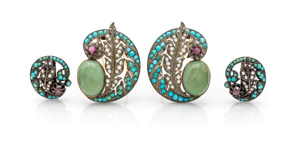 Parure antica di coppia di spille e coppia di orecchini in oro, argento, turchesi, perle e granati