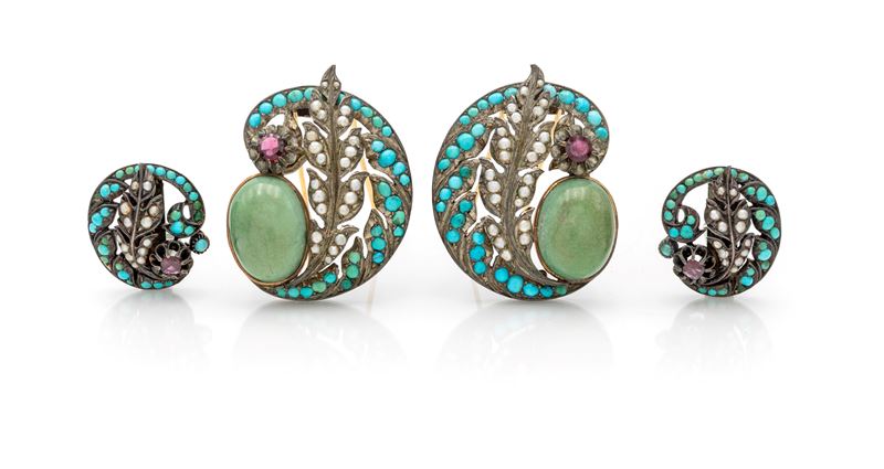 Parure antica di coppia di spille e coppia di orecchini in oro, argento, turchesi, perle e granat...