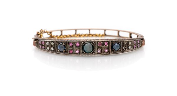 Bracciale rigido antico in oro, argento, zaffiri, rubini e diamanti