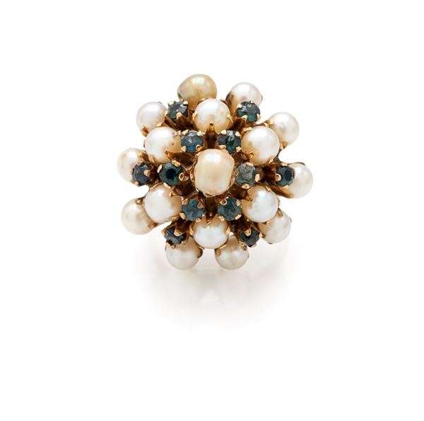 Anello a fiore in oro, perle e zaffiri