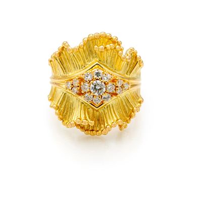 Anello in oro giallo e bianco 750/000 con brillanti a foglia satinata