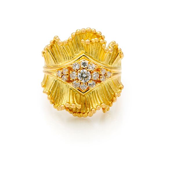 Anello in oro e brillanti a foglia satinata