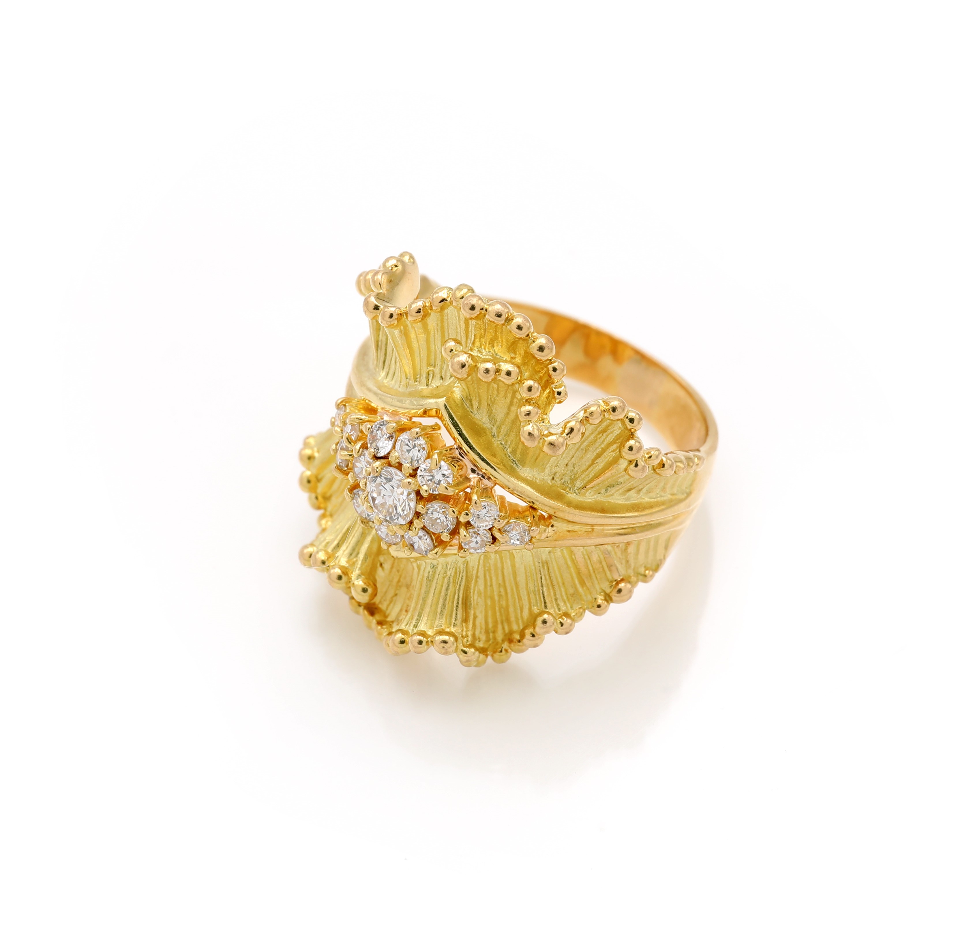 Anello in oro giallo e bianco 750/000 con brillanti a foglia satinata