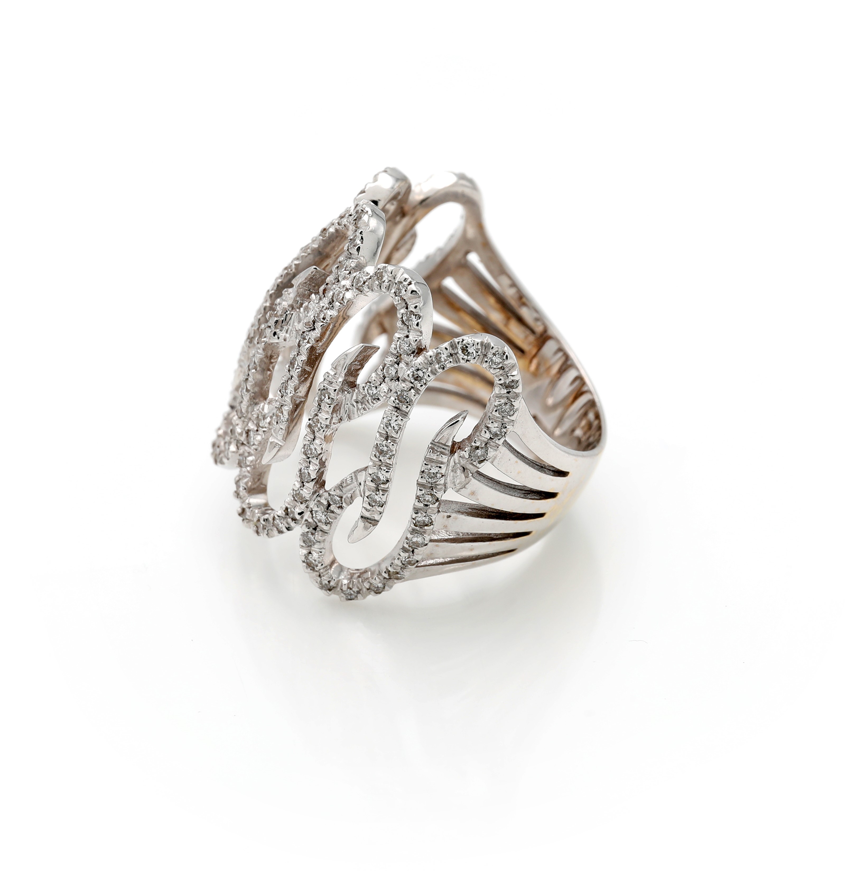 Anello in fascia traforata in oro bianco 750/000 con brillanti
