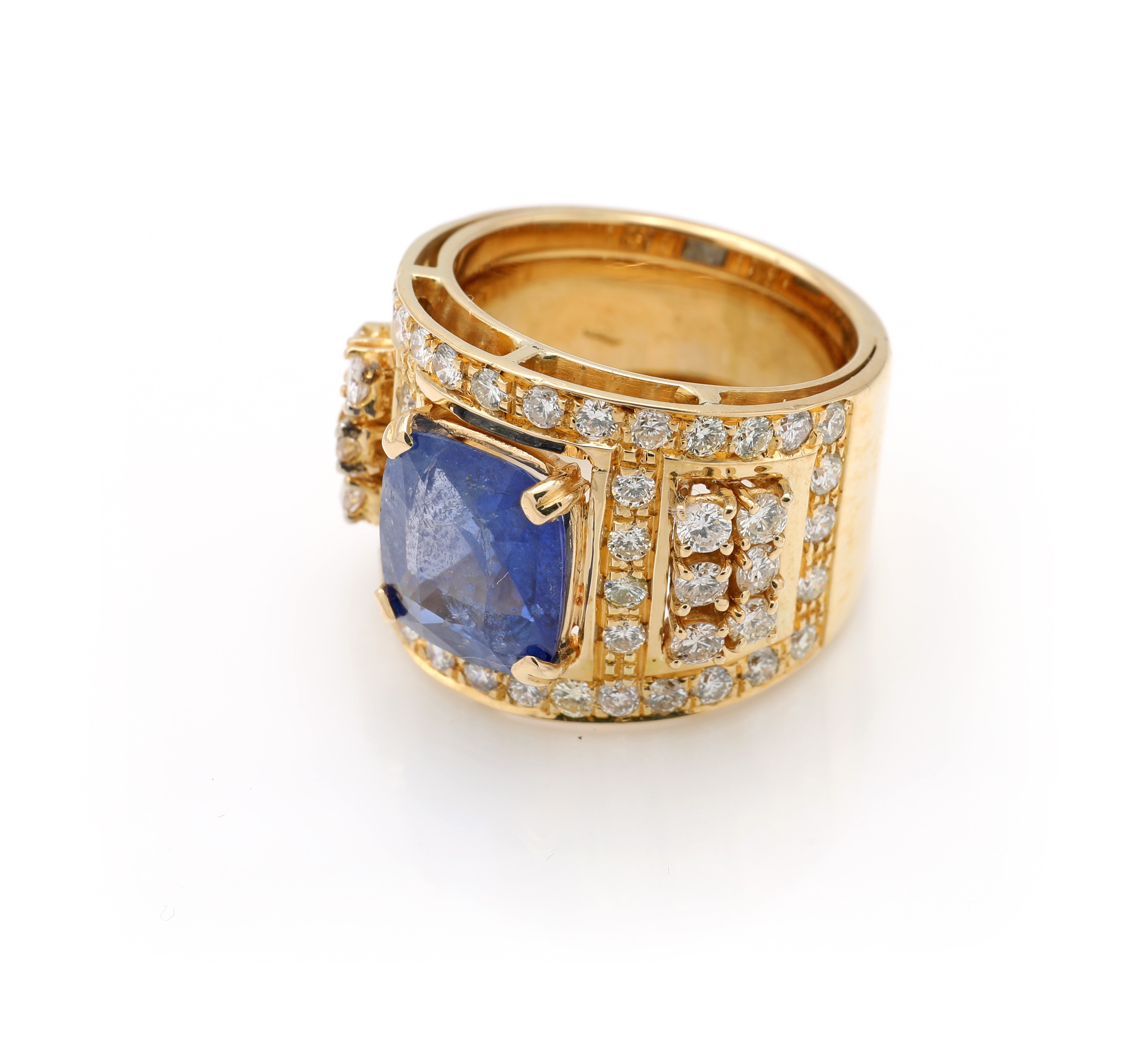 Oro giallo 750/000, grande anello a fascia con zaffiro e diamanti