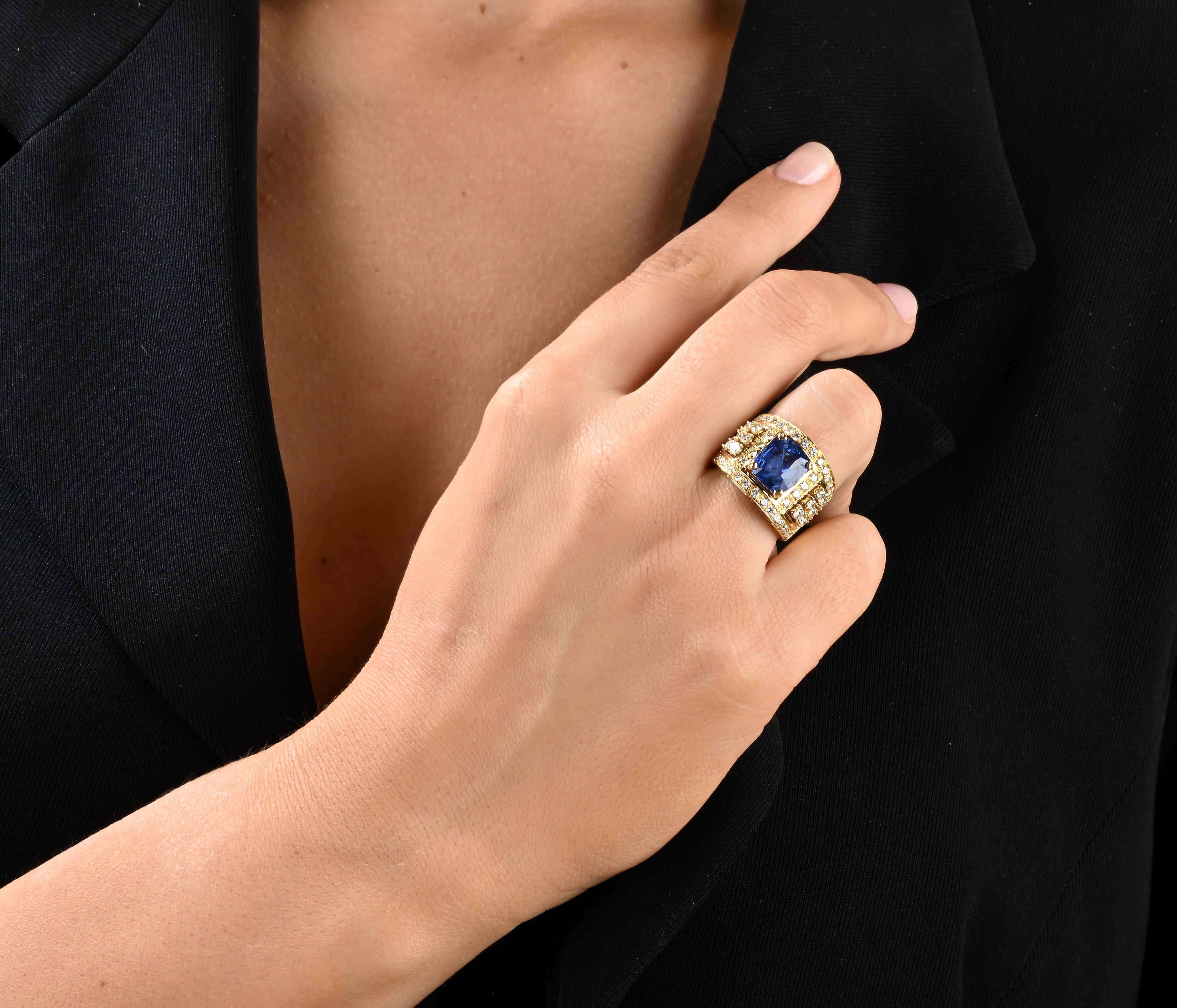 Grande anello a fascia in oro, zaffiro e brillanti