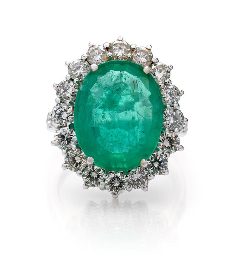 Anello classico in oro, smeraldo e brillanti