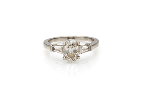 Bulgari, anello in platino con brillante solitario e diamanti
