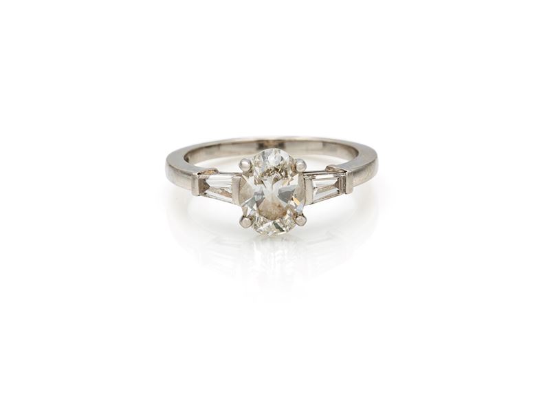 Bulgari, anello in platino con brillante solitario e diamanti