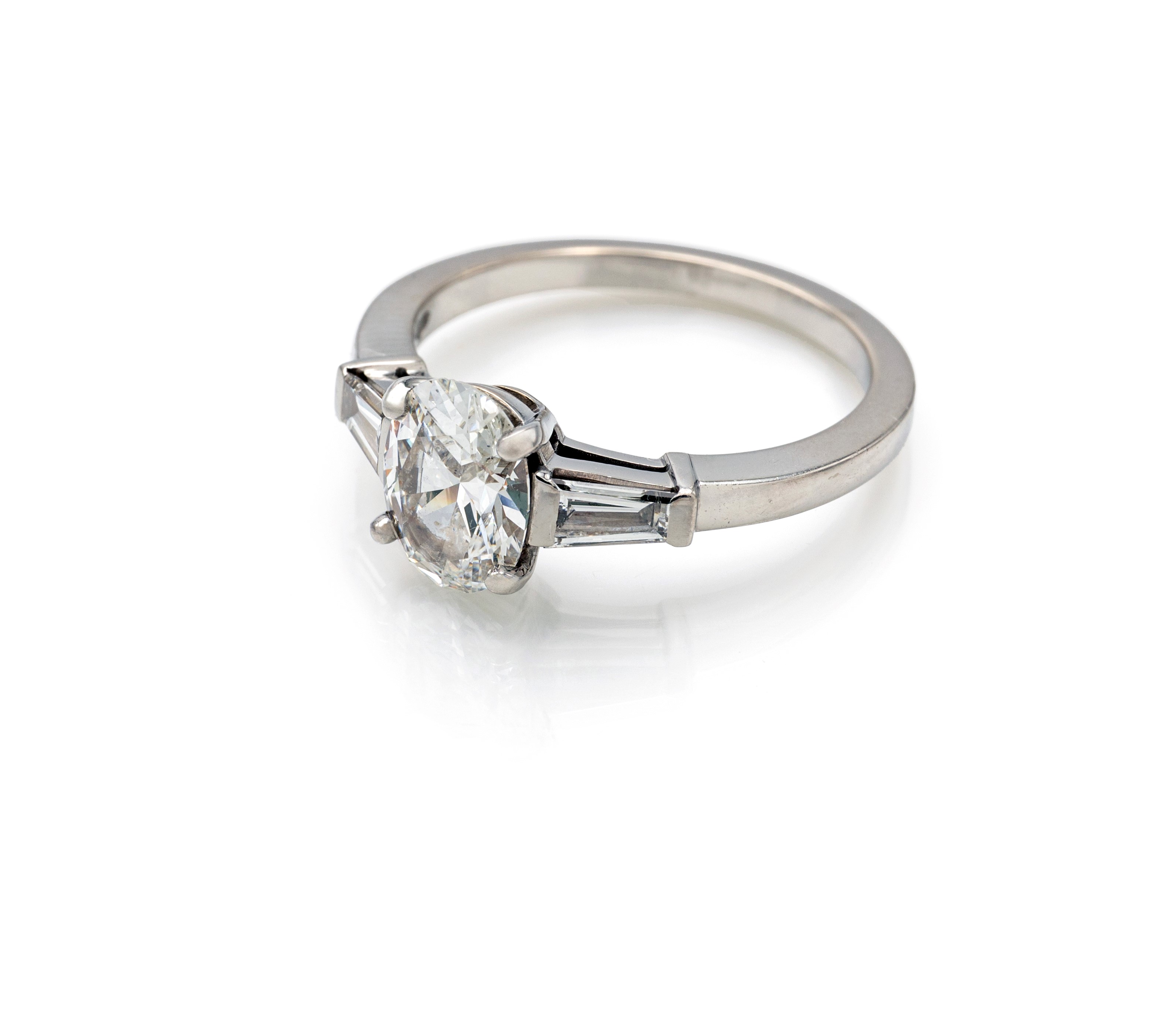 Bulgari, anello in platino con diamante solitario ovale e diamanti