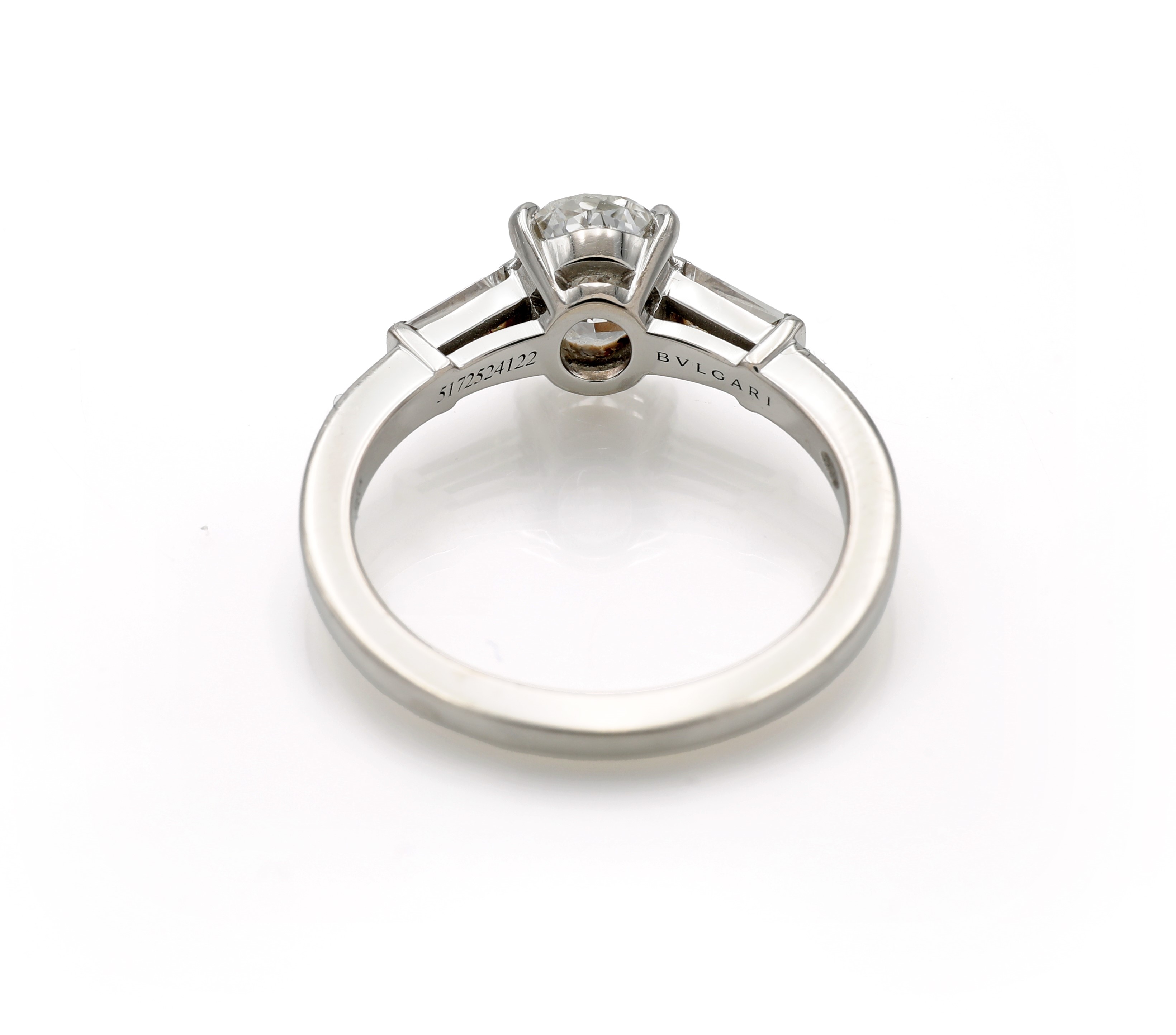 Bulgari, anello in platino con diamante solitario ovale e diamanti