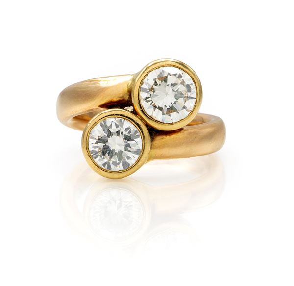 Anello in oro e due diamanti.