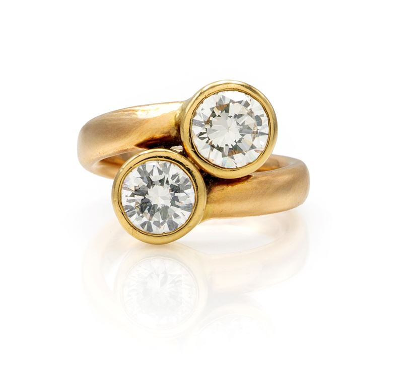Anello in oro e due diamanti.