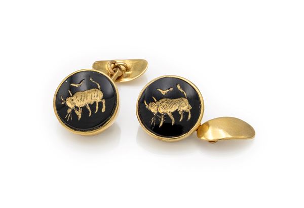 Coppia di gemelli in oro e onice inciso