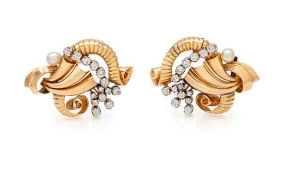 Coppia di clips in oro, diamanti e perle