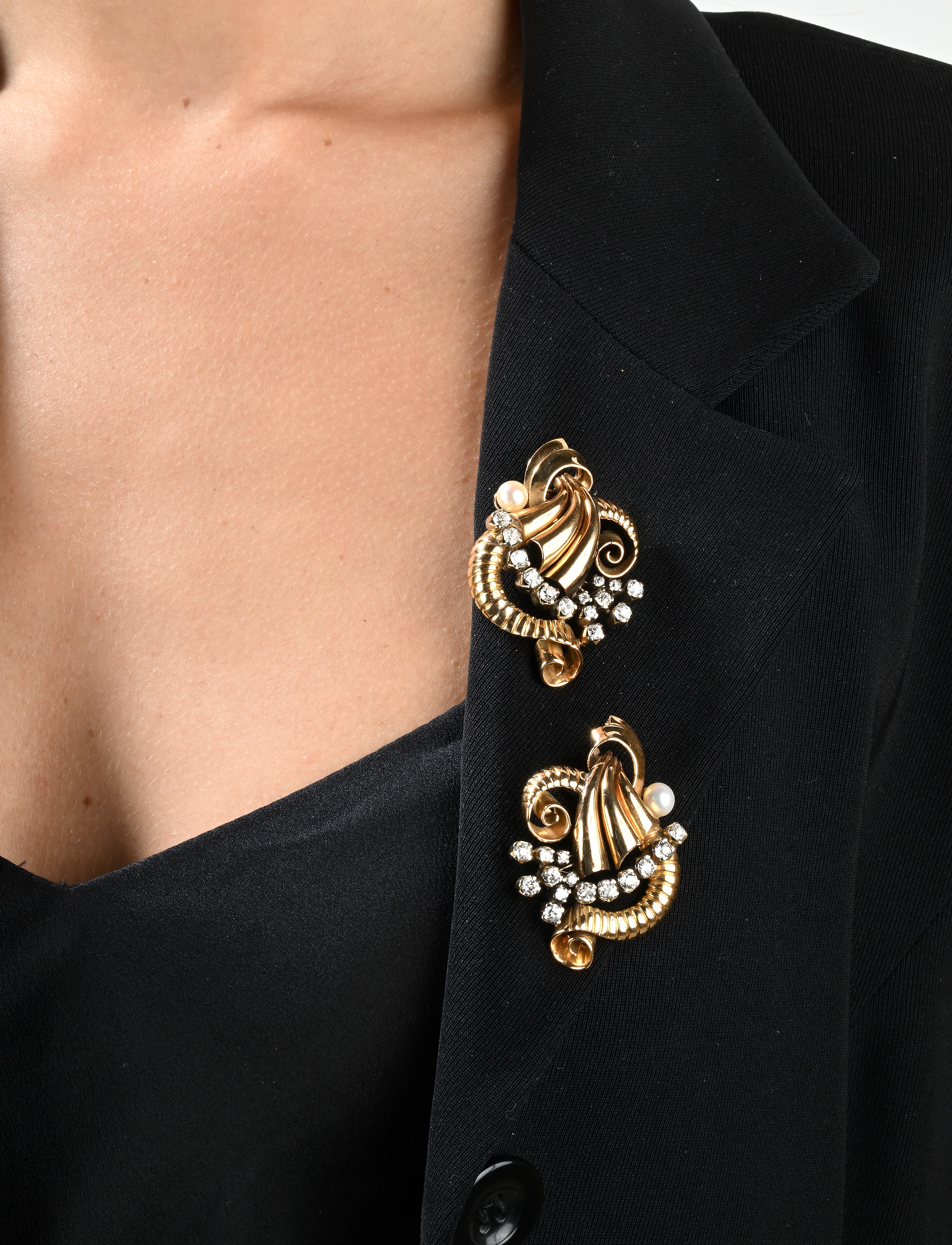 Coppia di clips in oro, diamanti e perle