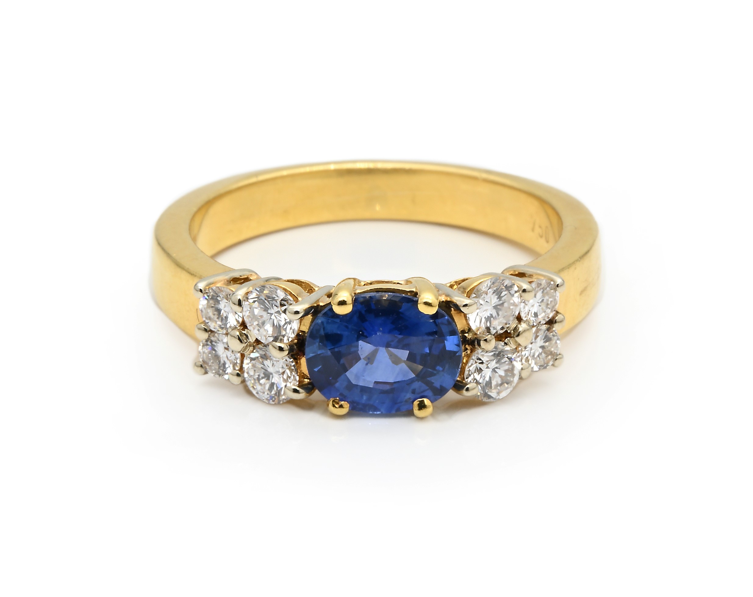 Oro giallo, anello con zaffiro ovale e brillanti