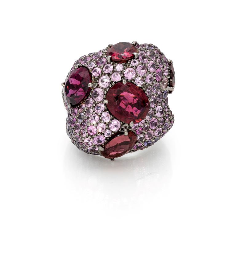 Grande anello cocktail in oro ametiste e granati
