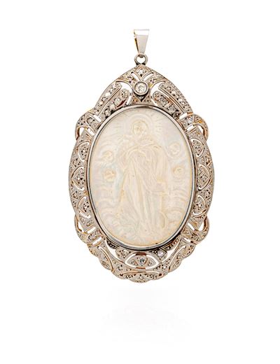 Pendente antico in oro a basso titolo e argento, diamanti, madreperla incisa con soggetto sacro
